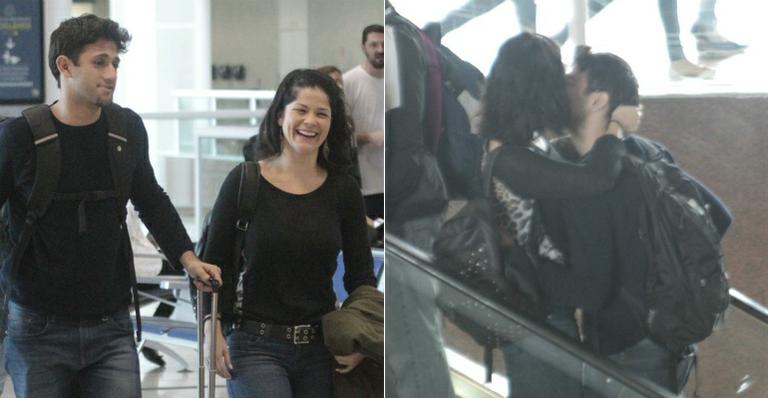 Só love! Samara Felippo e o namorado trocam beijos em aeroporto no Rio
