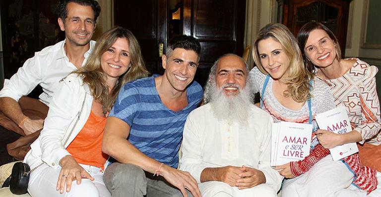 Autógrafos e reflexão de Prem Baba