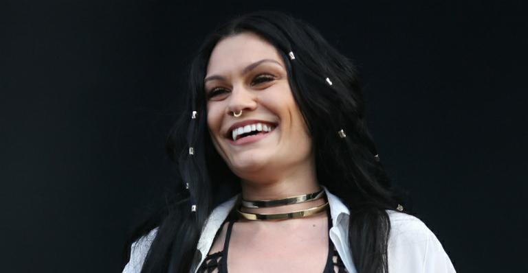 Após retorno aos palcos, Jessie J posa de biquíni na piscina: “Aproveitando a vida”