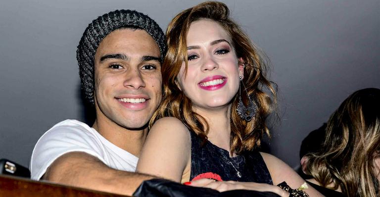 Sophia Abrahão e Sergio Malheiros curtem show abraçadinhos