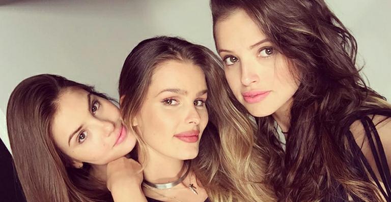 Camila Queiroz, Agatha Moreira e Yasmin Brunet posam juntas nos bastidores de ‘Verdades Secretas’