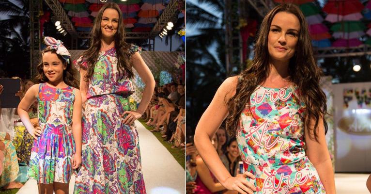 Carolina Kasting desfila com a filha, Cora, brilham em desfile de moda
