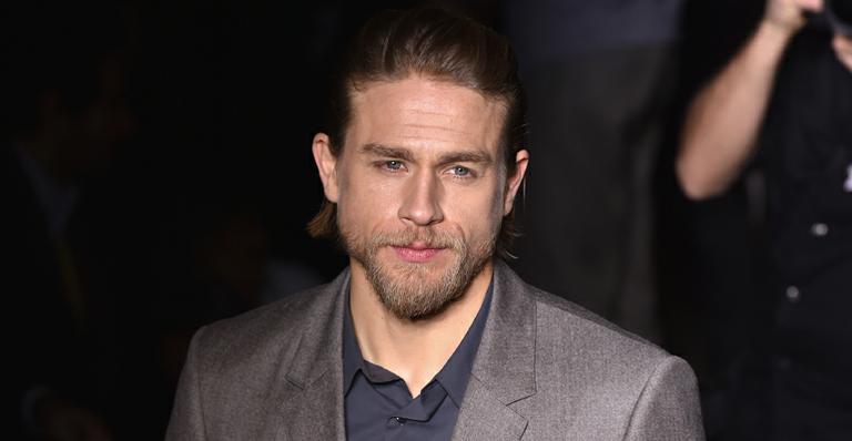 Charlie Hunnam pede para os fãs pararem de atacar sua namorada