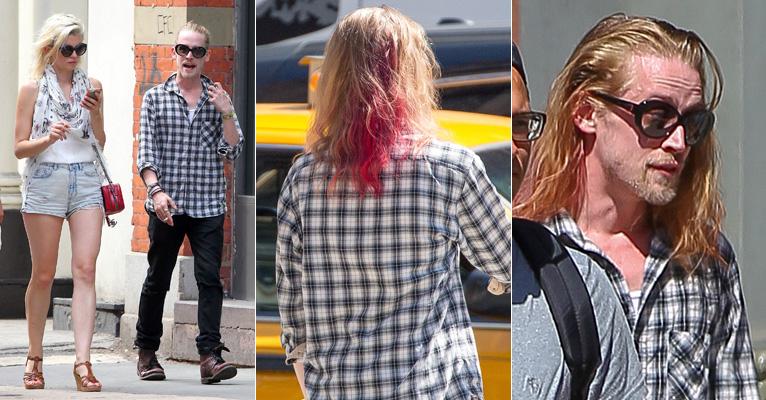 Macaulay Culkin muda o visual e aparece com o cabelo rosa