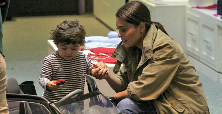Juliana Paes curte passeio com seu filho caçula, Antonio