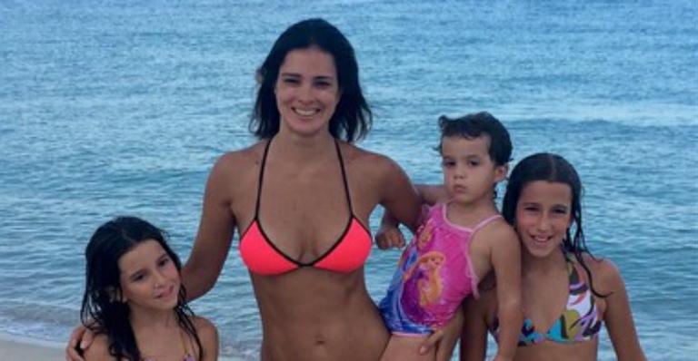 Vera Viel posa de biquíni com as filhas em praia de Miami: “Mamãe está maravilhosa”