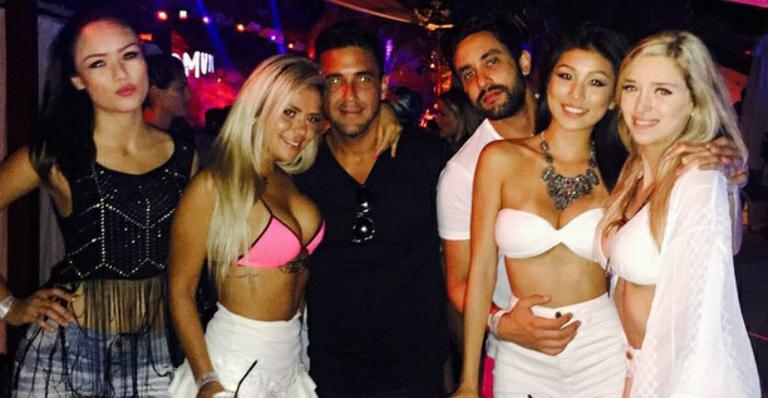 André Marques se diverte na companhia de loira durante festa em Ibiza