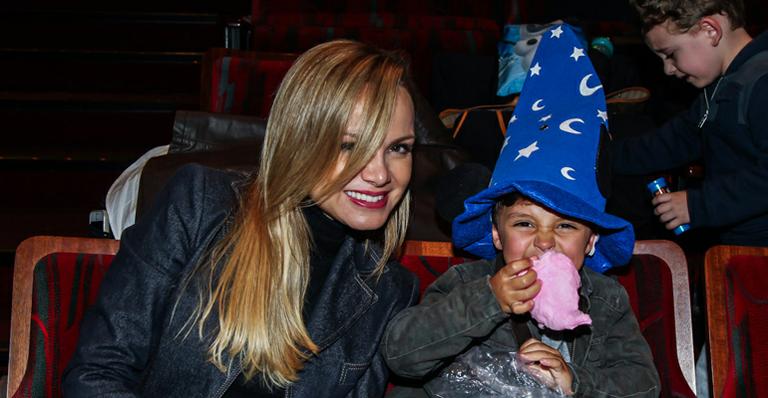 Eliana leva o filho para assistir a peça infantil ‘Disney Live’ em São Paulo