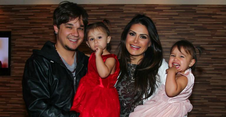 Com o marido, Natália Guimarães leva suas gêmeas para ver o “Disney Live!”
