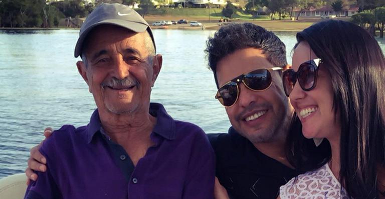 Zezé Di Camargo leva o pai para férias com Graciele Lacerda