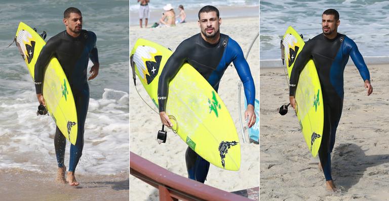 Cauã Reymond encara ondas em dia de praia no Rio