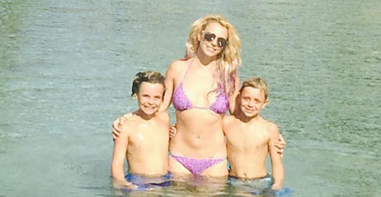 Britney Spears exibe boa forma com os filhos no Havaí