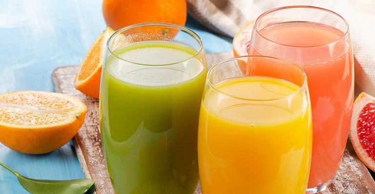 Aprenda receitas de sucos refrescantes que hidratam a sua pele