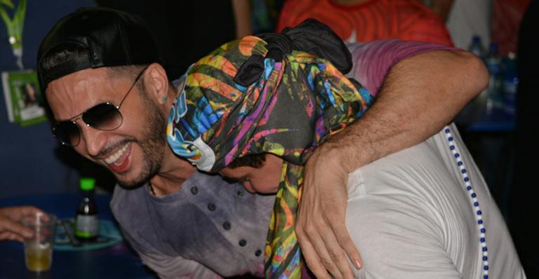 Recém-separado, Latino curte micareta em Fortaleza