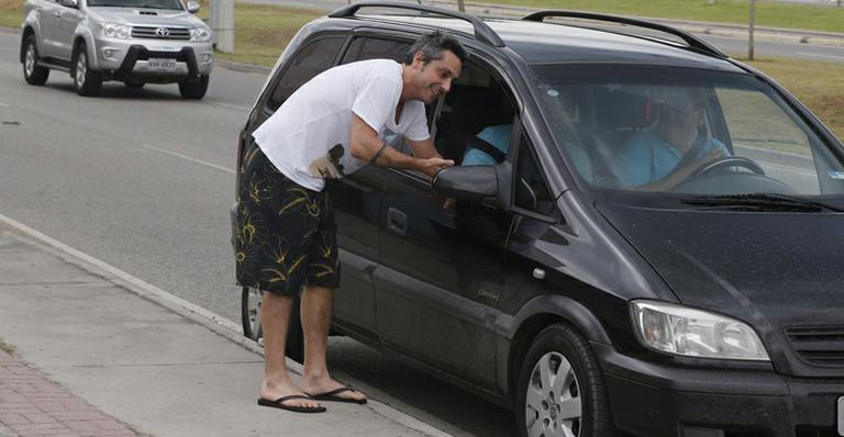 De chinelo, Alexandre Nero segue para seu casamento no Rio