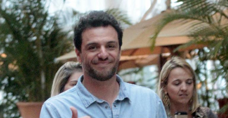 Rodrigo Lombardi almoça com amigos no Rio de Janeiro