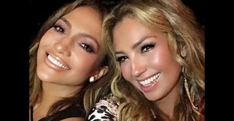 Com decote generoso, Jennifer Lopez comemora 46 anos ao lado de Thalía