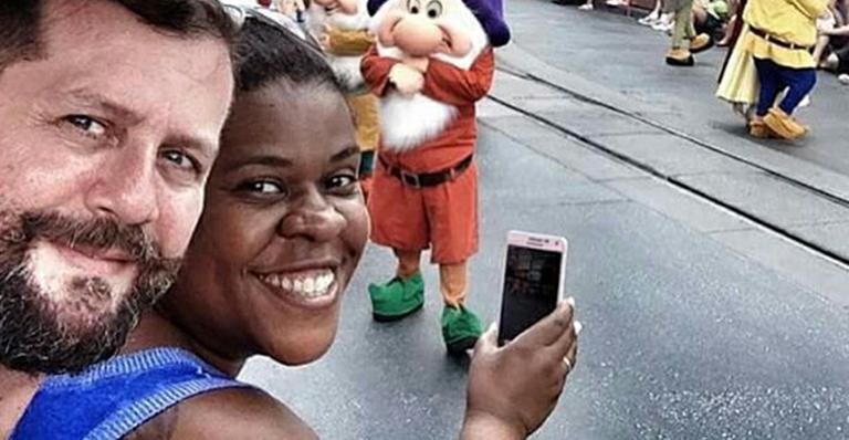 Agora casada, Cacau Protásio curte lua de mel com o maridão na Disney