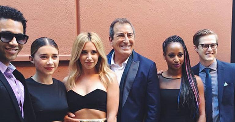 Elenco de ‘High School Musical’ se reúne em estreia de filme