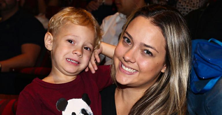 Carol Dantas leva o filho, Davi Lucca, em espetáculo infantil
