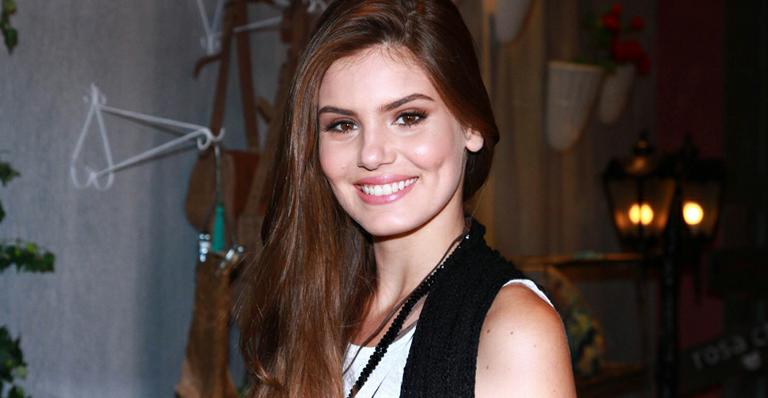 Camila Queiroz revela seus truques de beleza