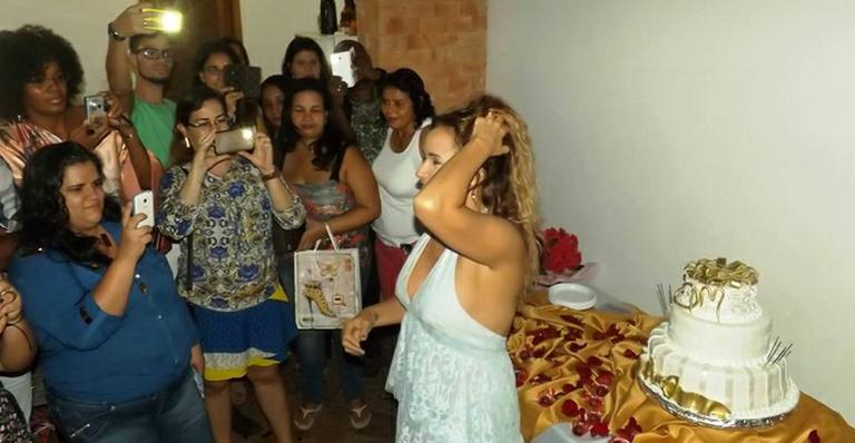 Daniela Mercury faz 50 anos e ganha festa surpresa dos fãs