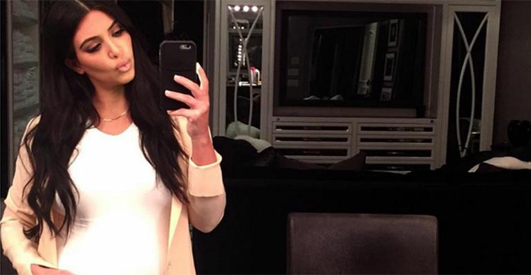Grávida, Kim Kardashian exibe o barrigão de cinco meses
