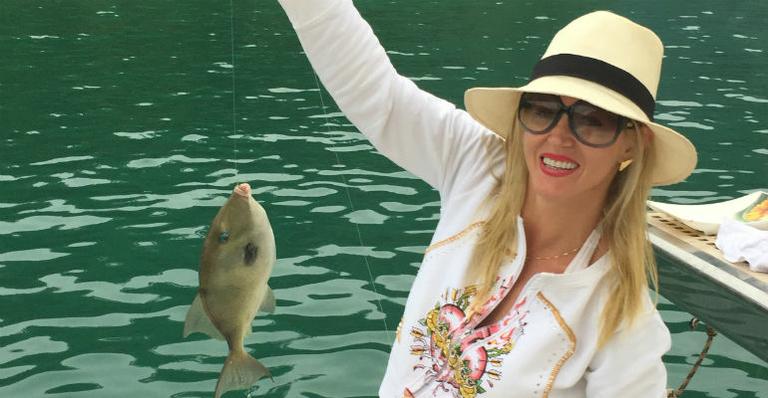De férias com os filhos, Val Marchiori se arrisca em pescaria em Angra dos Reis