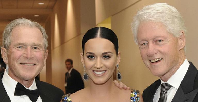 Katy Perry posa ao lado dos ex-presidentes George W. Bush e Bill Clinton