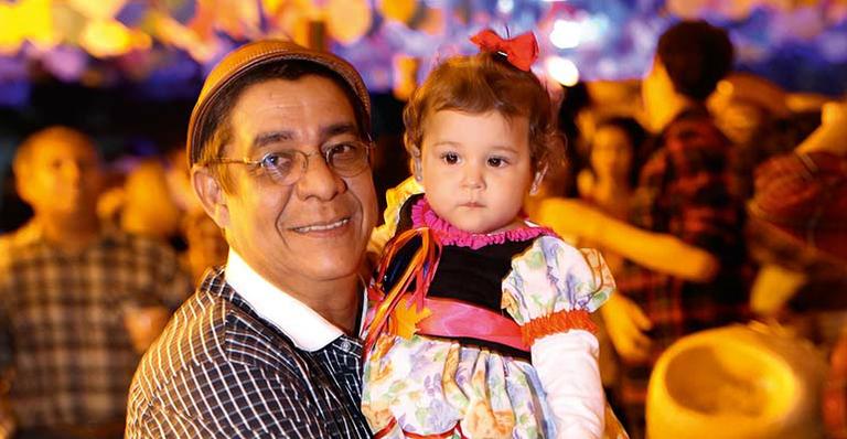 Zeca Pagodinho brinca em arraial com o clã