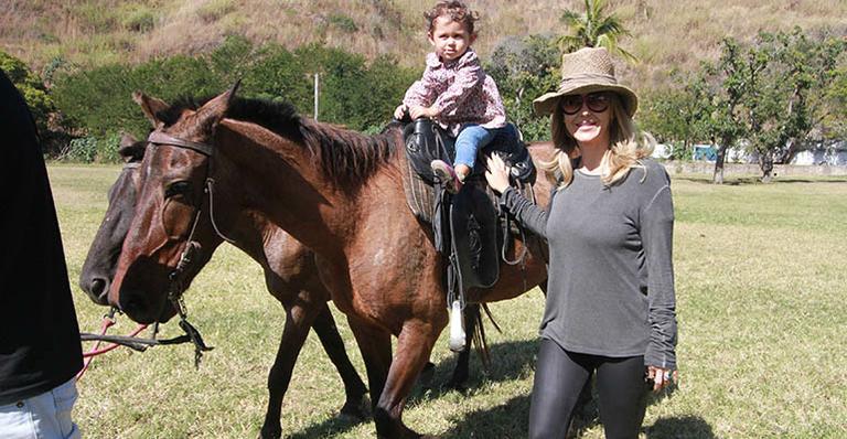 Guilhermina Guinle com Minna: passeio na fazenda