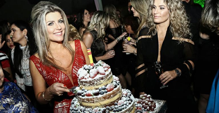Íris Stefanelli reúne amigos no seu aniversário