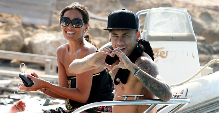 Neymar passeia de iate com amigos em Ibiza