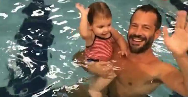 Malvino Salvador se diverte com Ayra na piscina