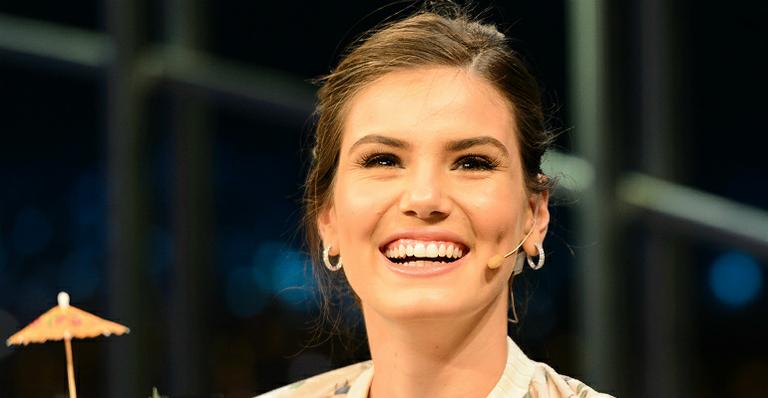 Camila Queiroz confirma participação na novela ‘Candinho’