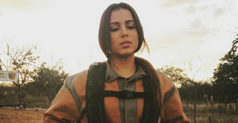 Anitta faz aula de tiro ao alvo com soldados no sertão pernambucano