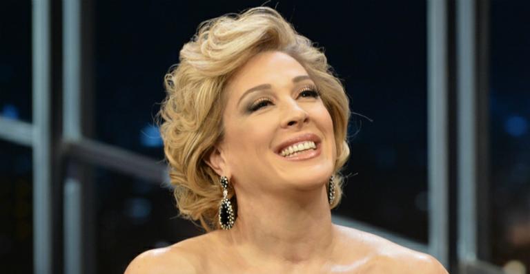 Claudia Raia faz aula de pilates com os dois filhos