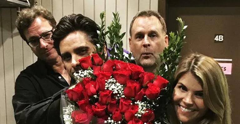 Lori Loughlin, de ‘Três é Demais’, comemora aniversário com colegas de elenco