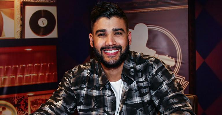 Gusttavo Lima exibe os músculos na academia e divide opiniões de seguidores: “Está gordo”