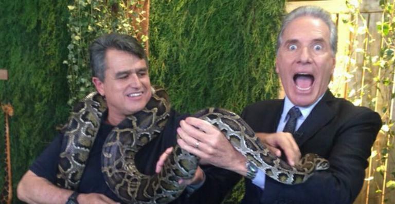 Roberto Justus posa com cobra no braço e faz cara de espanto