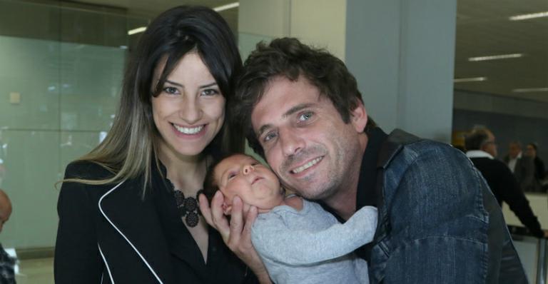 Cantor Hudson conhece o filho recém-nascido, Davi, em aeroporto