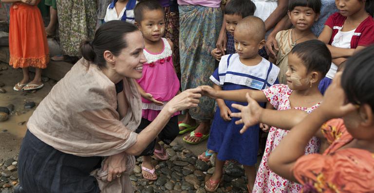 Angelina Jolie visita crianças refugiadas na Birmânia