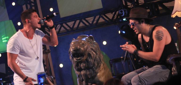Arthur Aguiar solta a voz com Tomate em Salvador