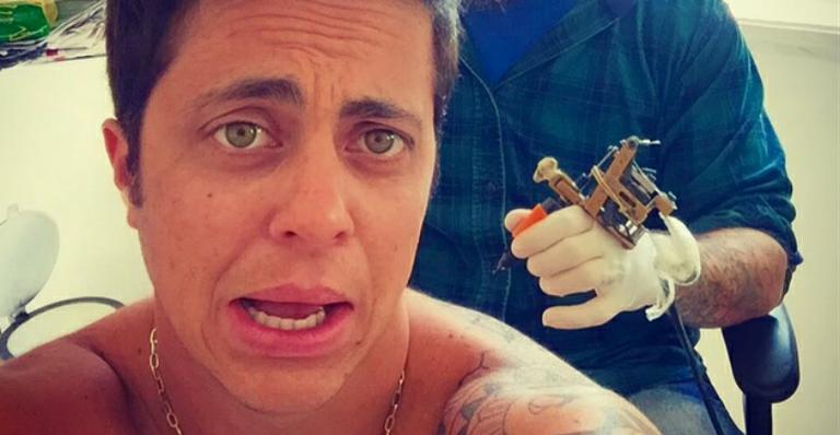 Thammy Miranda posa sem camisa, mostra barriguinha e ganha elogios: “Mais macho que muito homem”