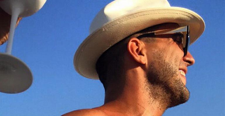Sem camisa, André Marques filosofa no Instagram: ‘Difícil explicar o que é ser feliz’
