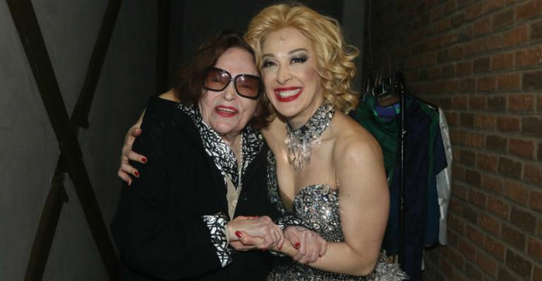 Bibi Ferreira prestigia o novo musical de Claudia Raia em São Paulo