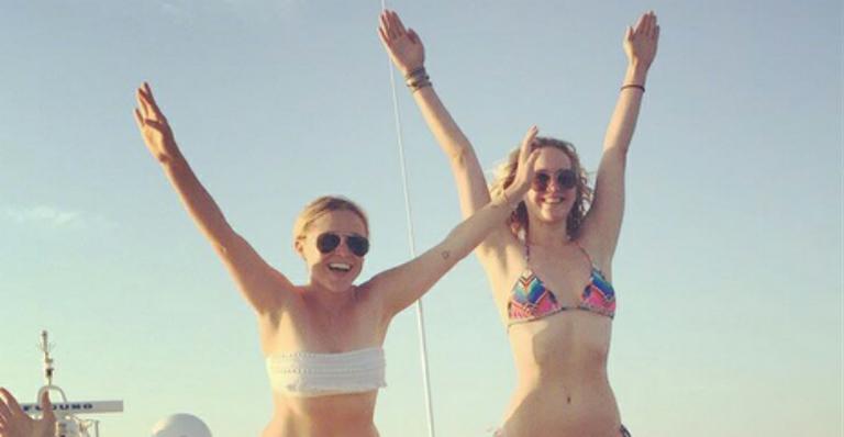 Jennifer Lawrence aparece de biquíni em foto com amigas