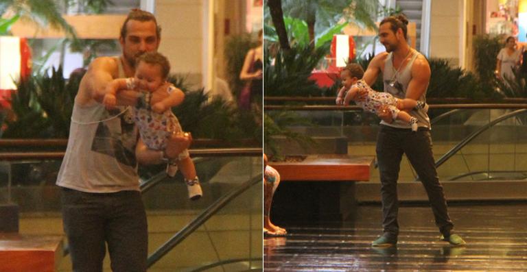 Igor Rickli brinca com o filho em tarde no shopping