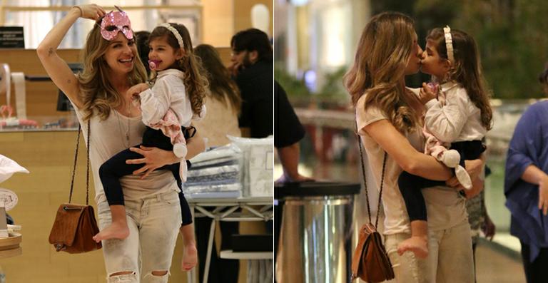 Grazi Massafera troca carinhos com Sofia em passeio