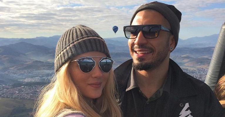 Fernando Medeiros e Aline Gotschalg passeiam de balão após acordarem juntos